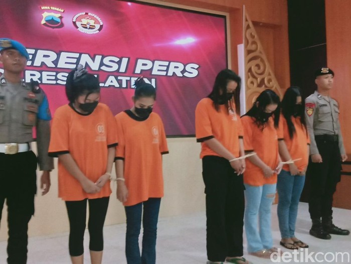 Konferensi pers kasus penganiayaan yang dilakukan 5 wanita terhadap remaja 17 tahun di Mapolres Klaten, Rabu (18/12/2024).