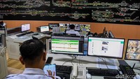Petugas Pengatur Perjalanan Kereta Api Terpusat mengatur perjalanan kereta di Gedung Pusdalops KA Manggarai Operation Control Center, Jakarta, Rabu (18/12/2024).  