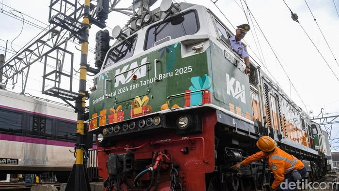 Pengoperasian KA tambahan untuk libur Natal dan Tahun Baru Masinis KA Argo Sindoro berbincang dengan petugas pemeriksaan kereta di Stasiun Kota Tua, Jakarta, Rabu (18/12/2024). PT KAI akan mengoperasikan 52 KA tambahan untuk perjalanan jarak menengah dan jauh kelas komersial, 2 KA jarak Jauh PSO dan 2 KA lokal komersial dengan masing-masing kapastitas sebanyak 491.976 kursi , KA jarak menengah dan jauh kelas komersial 10.600 kursi, KA jarak jauh PSO, dan KA lokal komersial 14.600 kursi untuk masa libur Natal dan Tahun Baru 2025. ANTARA FOTO/Muhammad Adimaja/nym.