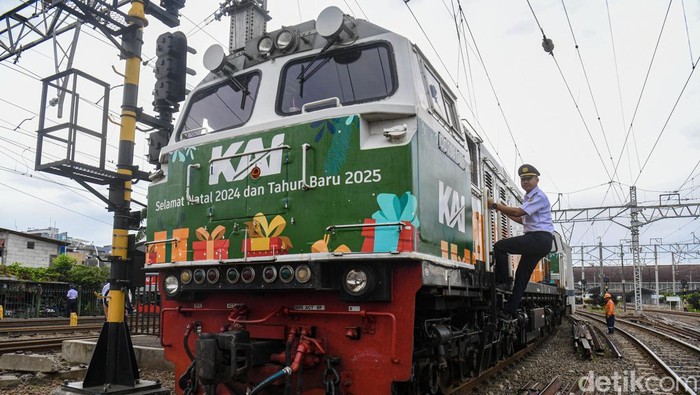 Pengoperasian KA tambahan untuk libur Natal dan Tahun Baru Masinis KA Argo Sindoro berbincang dengan petugas pemeriksaan kereta di Stasiun Kota Tua, Jakarta, Rabu (18/12/2024). PT KAI akan mengoperasikan 52 KA tambahan untuk perjalanan jarak menengah dan jauh kelas komersial, 2 KA jarak Jauh PSO dan 2 KA lokal komersial dengan masing-masing kapastitas sebanyak 491.976 kursi , KA jarak menengah dan jauh kelas komersial 10.600 kursi, KA jarak jauh PSO, dan KA lokal komersial 14.600 kursi untuk masa libur Natal dan Tahun Baru 2025. ANTARA FOTO/Muhammad Adimaja/nym.