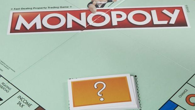 Permainan papan Monopoly yang diluncurkan oleh Hasbro.