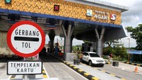 Pengendara mobil melintas di pintu gerbang Tol Ngawi, Jawa Timur, Rabu (18/12/2024).  
