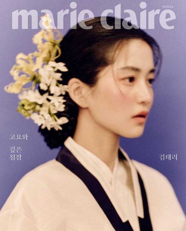 Wajahnya menghiasi sampul majalah Marie Claire K-Special Edition yang akan dirilis pada 21 Desember 2024. Aktris 34 tahun itu memancarkan kecantikan alami seorang wanita asal Korea Selatan. Foto: dok. Marie Claire Korea