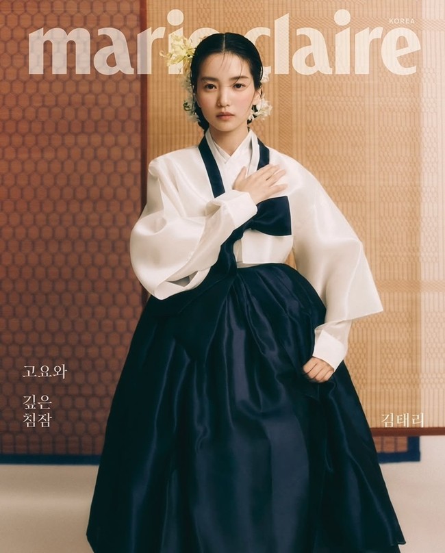 Kim Tae Ri mempromosikan baju tradisional Korea, hanbok, di New York dan Paris sebagai bagian dari proyek Hanbok Wave. Aktris cantik itu ditunjuk langsung oleh Kementerian Kebudayaan, Olahraga, dan Pariwisata Korea dan Badan Promosi Kerajinan dan Desain Korea. Foto: dok. Marie Claire Korea