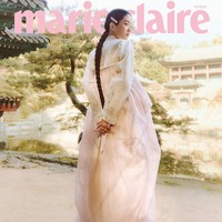 Kim Tae Ri dianggap sebagai artis yang tepat untuk proyek Hanbok Wave. Dia telah memancarkan pesonanya dalam balutan baju tradisional Korea melalui sejumlah film dan drama yang dibintanginya. Mulai dari The Handmaiden, Mr. Sunshine, Alienoid, hingga Jeong Nyeon: The Star Is Born. Foto: dok. Marie Claire Korea