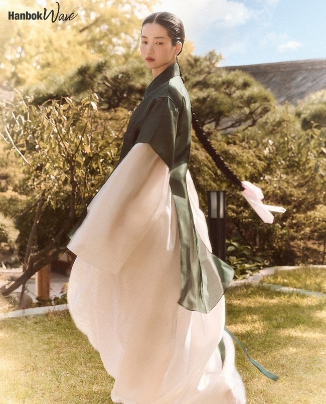 “Saat aku berdiri di depan kamera dengan memakai hanbok, aku merasa ada kekuatan tertentu yang menyebar jauh dan luas, melewati orang-orang dan objek yang bisa aku lihat,” ungkap Kim Tae Ri dalam wawancaranya bersama Marie Claire Korea. Foto: dok. Marie Claire Korea