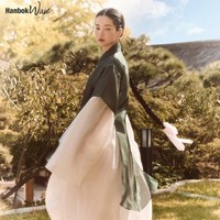 “Saat aku berdiri di depan kamera dengan memakai hanbok, aku merasa ada kekuatan tertentu yang menyebar jauh dan luas, melewati orang-orang dan objek yang bisa aku lihat,” ungkap Kim Tae Ri dalam wawancaranya bersama Marie Claire Korea. Foto: dok. Marie Claire Korea