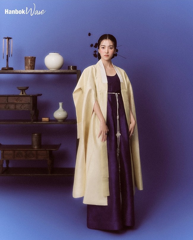 Pesona Kim Tae Ri dalam balutan hanbok akan ditampilkan di Times Square New York pada 24 Desember 2024 dan di layar LED Citadium Caumartin di Paris pada 23 hingga 29 Desember 2024. Foto: dok. Marie Claire Korea