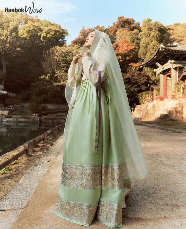 Pemotretan dilakukan di belakang Istana Changdeokgung. Kim Tae Ri memancarkan keindahan baju yang dirancang empat desainer hanbok kenamaan Korea Leesle, Sheen:Seoul, OUWR dan Hyeon. Foto: dok. Marie Claire Korea