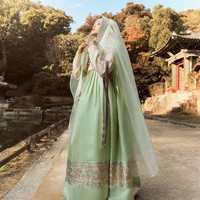 Pemotretan dilakukan di belakang Istana Changdeokgung. Kim Tae Ri memancarkan keindahan baju yang dirancang empat desainer hanbok kenamaan Korea Leesle, Sheen:Seoul, OUWR dan Hyeon. Foto: dok. Marie Claire Korea