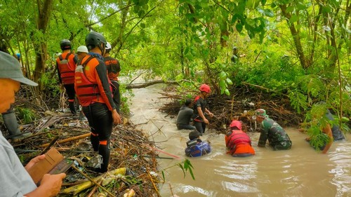 Petugas SAR Mataram melakukan pencarian anak hilang terseret di parit depan rumahnya di Lombok Timur, NTB. (Humas SAR Mataram)