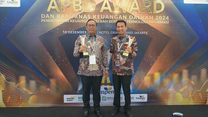 Pj Gubernur Riau saat menerima penghargaan (Foto: Dok Diskominfotik Riau)