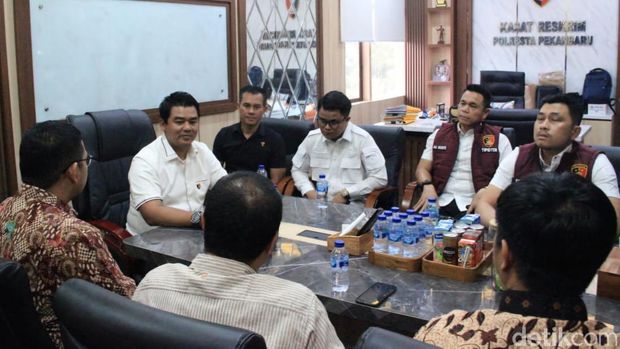 Polisi lakukan koordinasi dan pengecekan sejumlah SPBU. (Raja Adil Siregar/detikSumut)