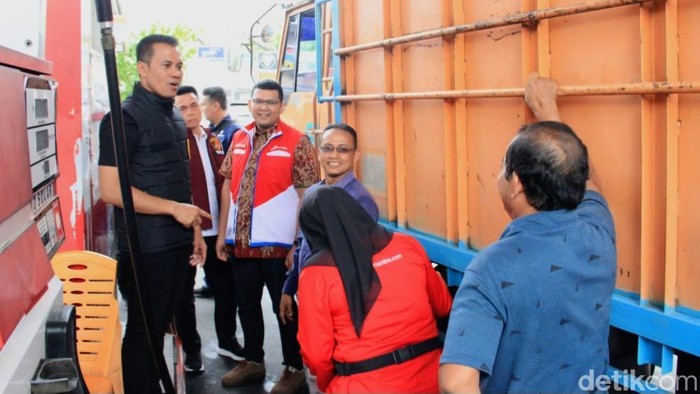 Polisi lakukan koordinasi dan pengecekan sejumlah SPBU. (Raja Adil Siregar/detikSumut)