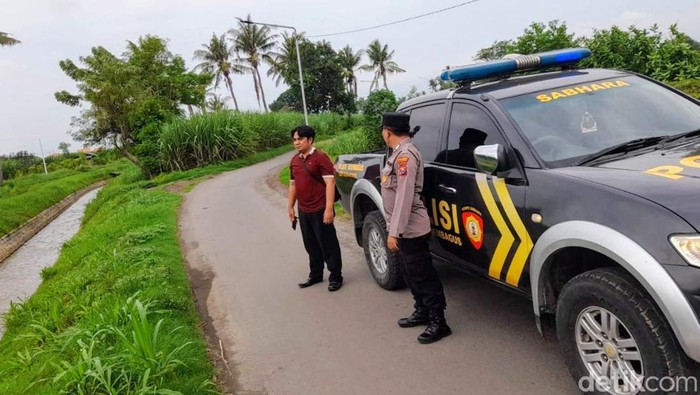 Polisi Situbondo patroli di sejumlah jalan sepi menyusul kasus pria pamer kelamin yang belum tertangkap.