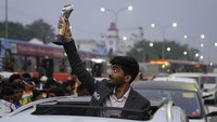 Bintang catur India itu disambut bak pahlawan di kota asalnya.
