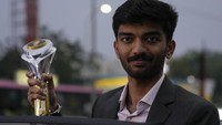 Gunkesh yang baru berusia 18 tahun ini menjadi juara termuda.