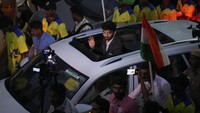 Ratusan penggemar memadati area kedatangan bandara Chennai, bersorak di samping deretan kamera televisi saat Gukesh keluar dari bandara setelah meraih kemenangan dalam perebutan gelar Kejuaraan Catur Dunia.