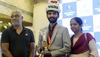 Remaja asal India Gukesh Dommaraju menyabet gelar juara dunia catur klasik setelah mengalahkan Ding Liren 7,6-6,5 dalam final best-of-14 di singapura pada Kamis (12/12/2024).