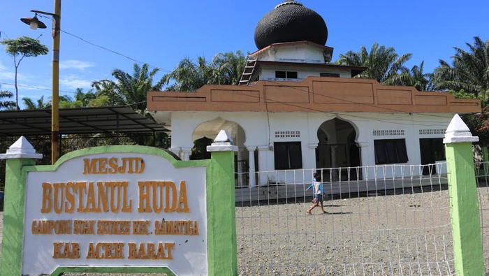 Potret Masjid Peninggalan Tsunami di Aceh Barat, Masih Kokoh Dua orang anak berada didepan masjid Bustanul Huda yang masih kokoh berdiri setelah dihantam gelombang tsunami pada 26 Desember 2004 di Desa Suak Seukee, Samatiga, Aceh Barat, Aceh, Rabu (18/12/2024). Bencana gempa bumi berkekuatan 9,2 skala richter yang disusul gelombang tsunami pada Minggu 26 Desember 2004 atau 20 tahun lalu itu mengakibatkan sekitar 230 ribu orang meninggal dunia, 139 ribu unit rumah rusak serta 85 persen infrastruktur hancur di Provinsi Aceh. ANTARA FOTO/Syifa Yulinnas/foc.