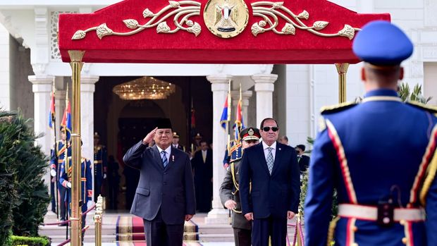 Presiden Prabowo Subianto diterima di Istana Kepresidenan Al Ittihadiya, Kairo, Mesir, Rabu (18/12/2024). Prabowo disambut langsung pleh Presiden Republik Arab Mesir Abdel Fattah El-Sisi di serambi istana.  (Biro Setpres RI)