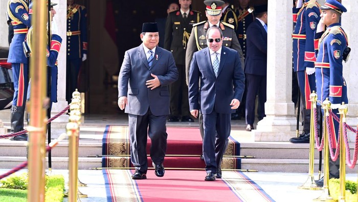Presiden RI Prabowo Subianto disambut upacara kenegaraan saat tiba di Istana Al Ittihadiya.