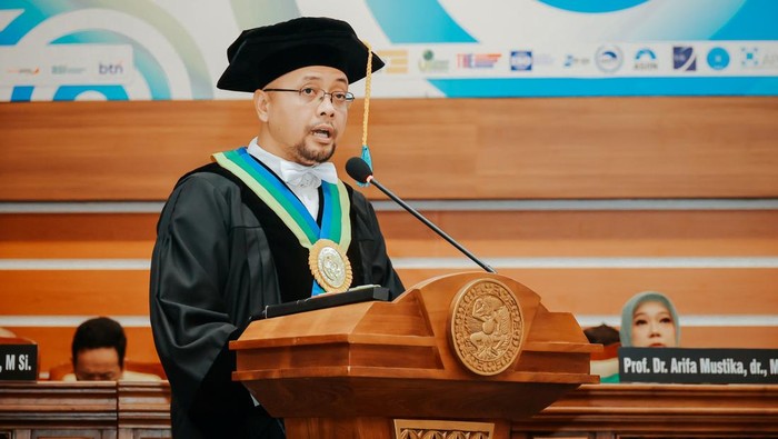 Guru Besar Bidang Ilmu Teknologi dan Formulasi Sediaan Solida Prof Helmy Yusuf SSi Apt MSc PhD