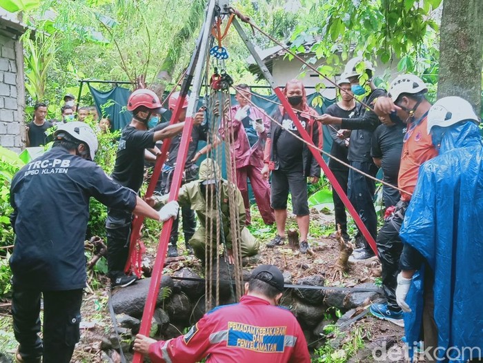 Proses evakuasi mayat Harno (66) di sumur tua Dusun Kemplang, Desa Tambakan, Kecamatan Jogonalan, Klaten, Selasa (17/12/2024).