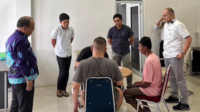 Proses penyerahan 2 tersangka kasus korupsi KUR Bank BUMN di Bengkalis (Foto: Istimewa)