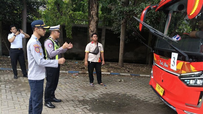 Puluhan bus di Terminal Rajekwesi Bojonegoro di-ramp check