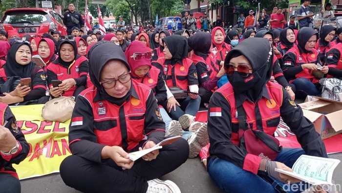Ratusan massa menuntut revisi upah minimum sektoral provinsi (UMSP) 2025 di Kantor Gubernur Sumsel.
