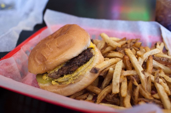 Restoran Ini Pakai Minyak yang Sama Masak Burger Selama 100 Tahun