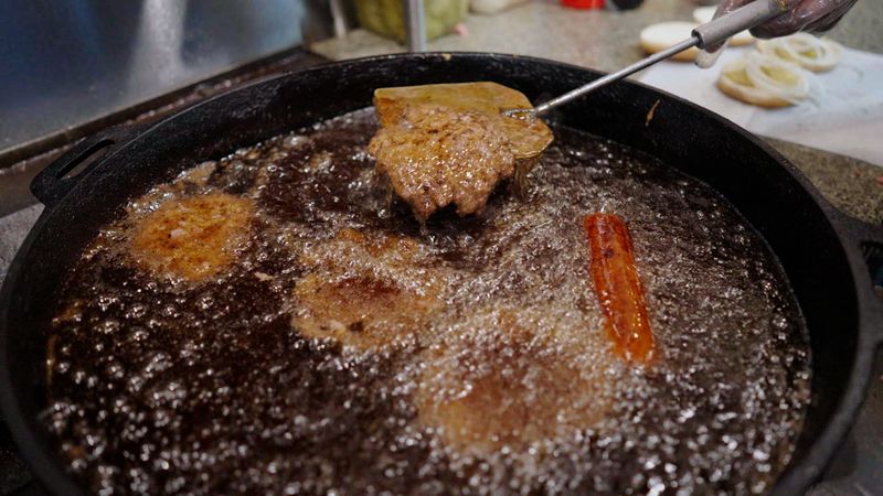 Restoran Ini Pakai Minyak yang Sama Masak Burger Selama 100 Tahun