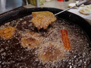 Penjual Nasi Lemak Necis hingga Resto Burger Tak Ganti Minyak 100 Tahun