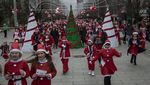 Ribuan Orang Berkostum Sinterklas Semarakkan Maraton Amal di Kosovo