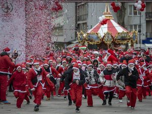 Ribuan Orang Berkostum Sinterklas Semarakkan Maraton Amal di Kosovo