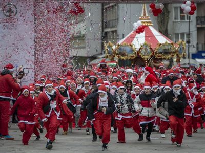 Ribuan Orang Berkostum Sinterklas Semarakkan Maraton Amal di Kosovo