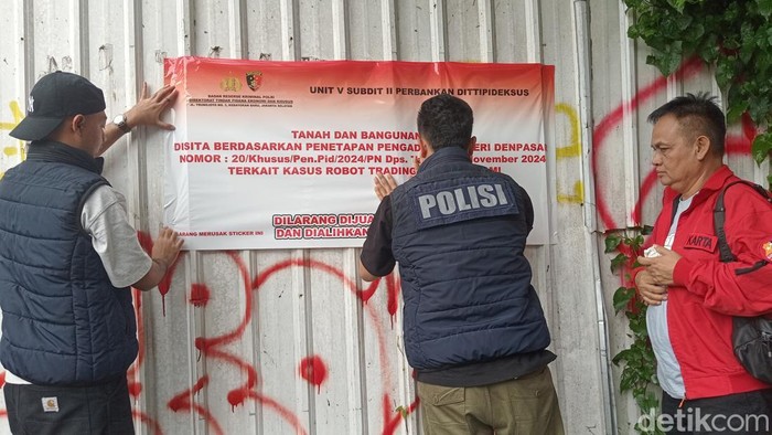 Polisi aset kasus investasi bodong robot trading NET89 di Denpasar, Rabu (18/12/2024). (Aryo Mahendro).