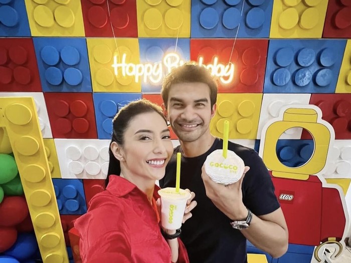 Romantisnya Tyas Mirasih dan Tengku Tezi Saat Makan Seafood dan Hot Pot