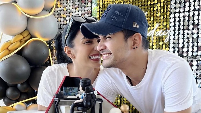 Romantisnya Tyas Mirasih dan Tengku Tezi Saat Makan Seafood dan Hot Pot