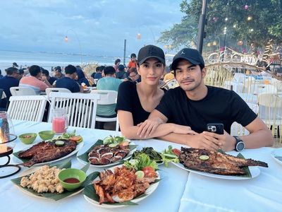 Romantisnya Tyas Mirasih dan Tengku Tezi Saat Makan Seafood dan Hot Pot