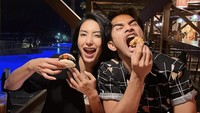 Selain makan seafood, pasangan suami istri itu juga makan di restoran Suzie-Q di Double-Six Luxury Hotel Seminyak. Berbagai macam hidangan khas Asia dengan sentuhan unik memenuhi meja mereka. Foto: Instagram @tyasmirasih