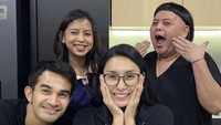 Tidak hanya berdua, pasangan artis ini juga suka membagikan momen kebersamaan bersama rekan-rekannya. Mulai dari nongkrong seru di kafe sampai menikmati hidangan hot pot. Foto: Instagram @tyasmirasih