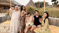 Saat di Bali, wanita kelahiran 1987 itu berkumpul bersama suami dan temannya di Mari Beach Club, Bali. Terlihat mereka menikmati minuman segar, platter, sampai pizza. Foto: Instagram @tyasmirasih