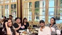 Momen kumpul bersama dengan suami dan teman-temannya juga sempat dibagikan oleh Tyas. Kali ini ia dan teman-temannya makan di Warung Made’s untuk menikmati berbagai macam menu khas Bali. Foto: Instagram @tyasmirasih