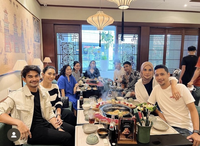 Romantisnya Tyas Mirasih dan Tengku Tezi Saat Makan Seafood dan Hot Pot