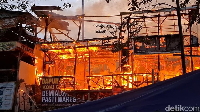 Rumah makan yang terbakar di Subang.
