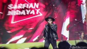 Setiap finalis membawakan lagu andalannya.   