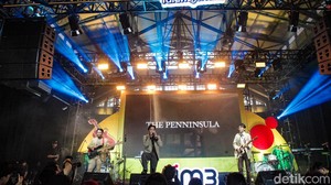 Band The Penninsula membawakan lagunya dalam Grand Final Collabonation Talent Hunt 2024 di Jakarta, Rabu (18/12/2024). Ajang pencarian bakat ini memperebutkan hadiah utama masuk dapur rekaman yang diproduseri Baskara Putra alias Hindia.  