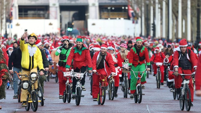 Saat Seribuan Sinterklas Bersepeda Penuhi Pusat Kota London Hundreds of BMX cyclists dressed in festive themed outfits cycle near the Houses of Parliament as they take part in an annual charity ride called βSanta Cruiseβ to raise funds for Evelina Children's Hospital Heart Organisation, in London, Britain, December 14, 2024. REUTERS/Toby Melville